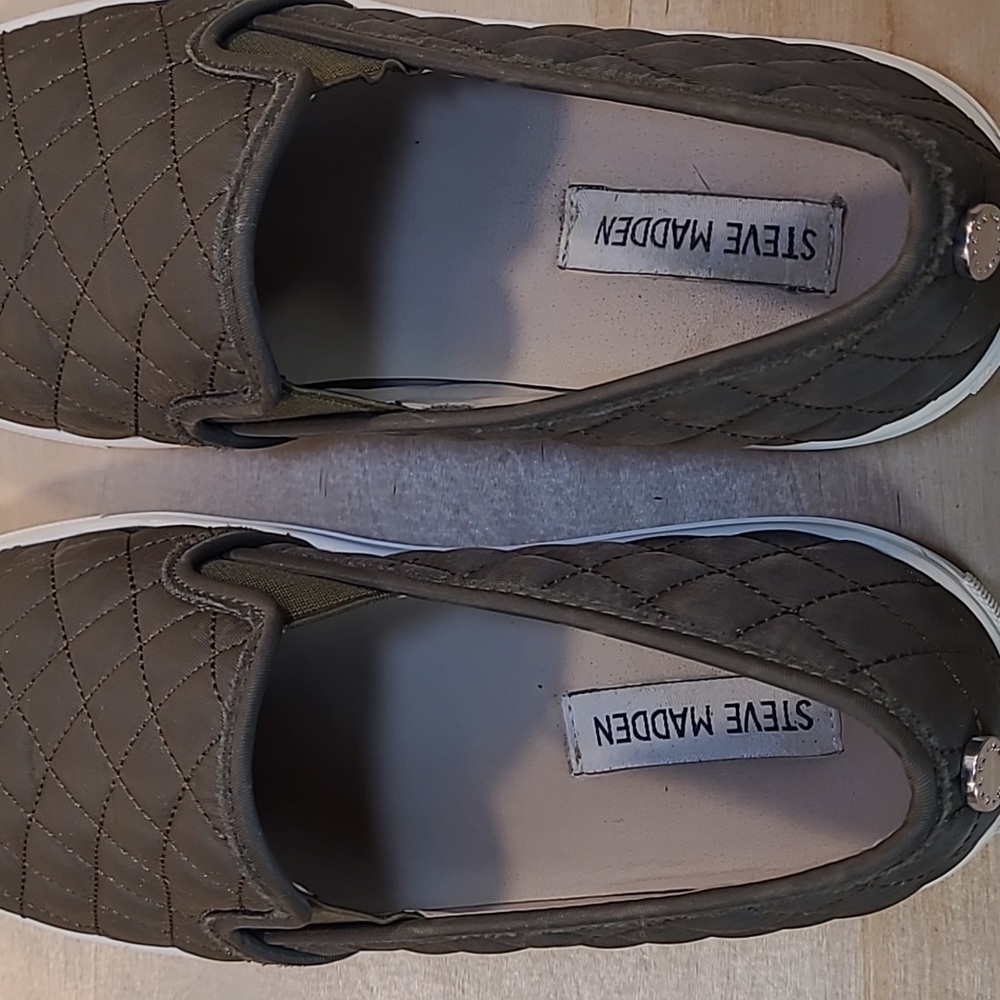 Steve Madden ECNTRCQT Womens Olive Slip On Sneakers - Picture 9 of 10